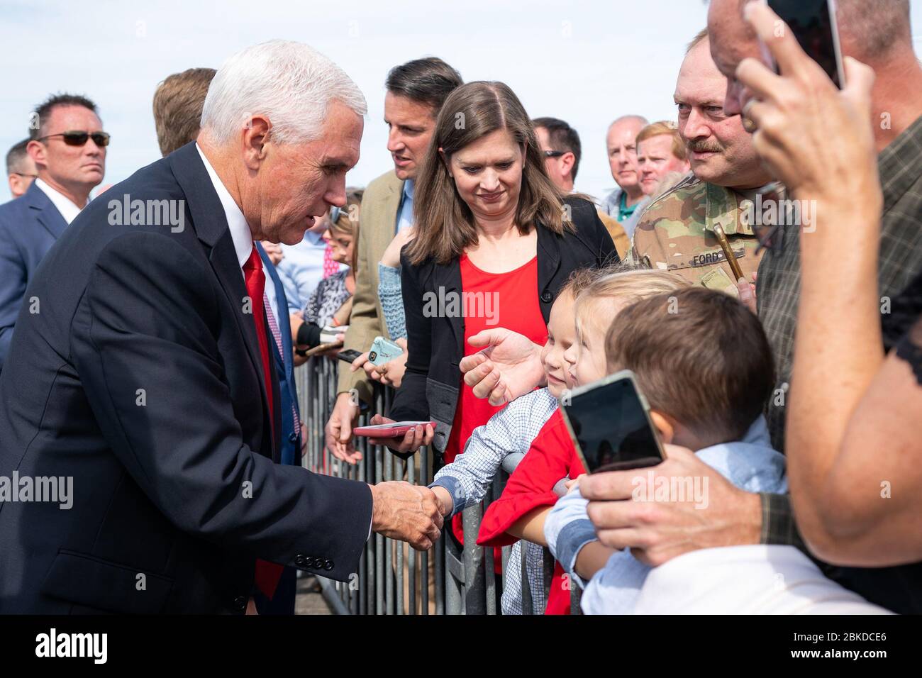 Il Vice Presidente Mike Pence disimbarca l'Air Force Two all'Aeroporto Internazionale Gulfport-Biloxi di Gulfport, Mississippi, lunedì 4 novembre 2019, ed è accolto da funzionari e ospiti del governo del Mississippi. Vice Presidente Pence in Mississippi Foto Stock