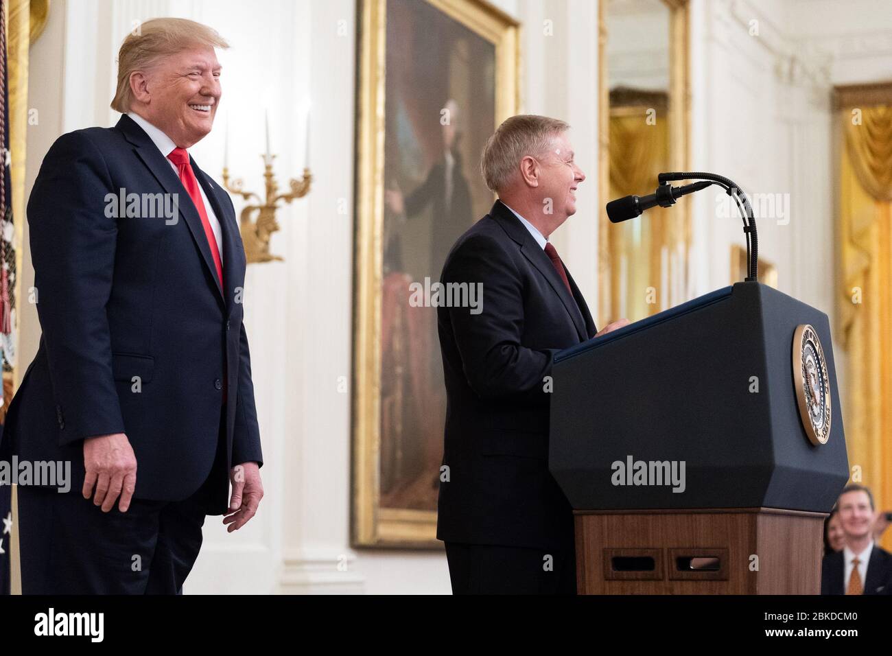 Il 6 novembre 2019, il presidente Donald J. Trump ha partecipato a un evento di conferma giudiziaria federale presso la sala orientale della Casa Bianca, dove il senatore Lindsey Graham ha discusso il significato delle nomine e delle riforme giudiziarie. Foto Stock