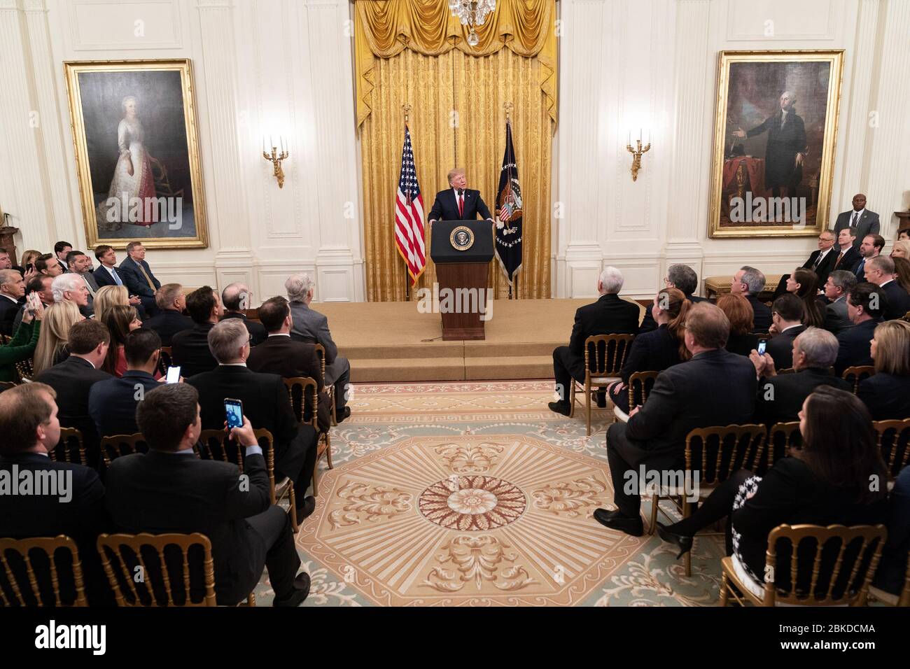 Il 6 novembre 2019, il presidente Donald J. Trump ha rilasciato osservazioni sulle tappe fondamentali della conferma giudiziaria federale, evidenziando i risultati ottenuti nelle nomine giudiziarie durante la sua amministrazione presso la White House East Room. Foto Stock