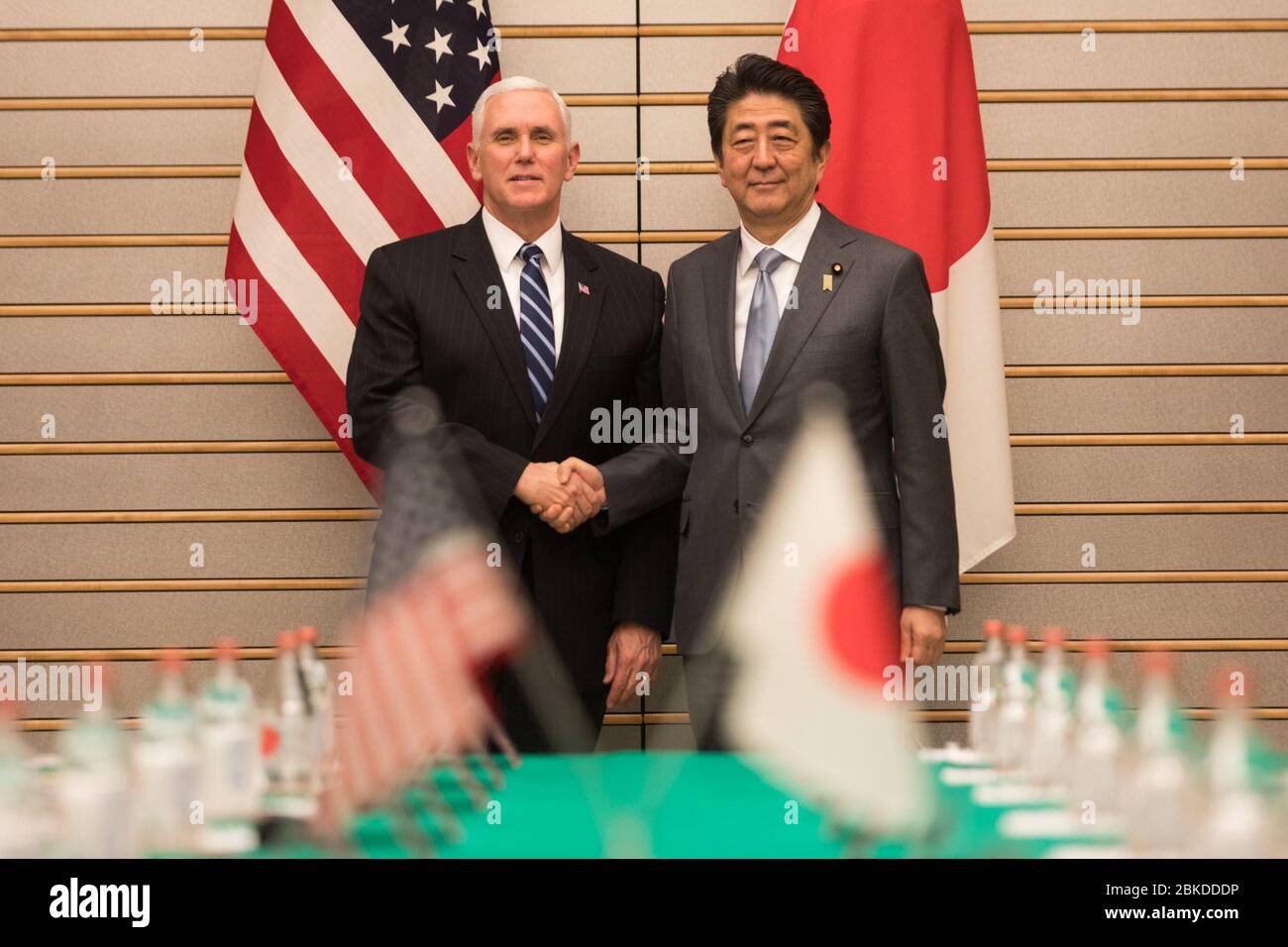 Il 7 febbraio 2018, il vicepresidente Mike Pence ha partecipato a un incontro bilaterale allargato con il primo ministro giapponese Shinzo Abe a Tokyo, discutendo di sicurezza, commercio e questioni regionali. Foto Stock