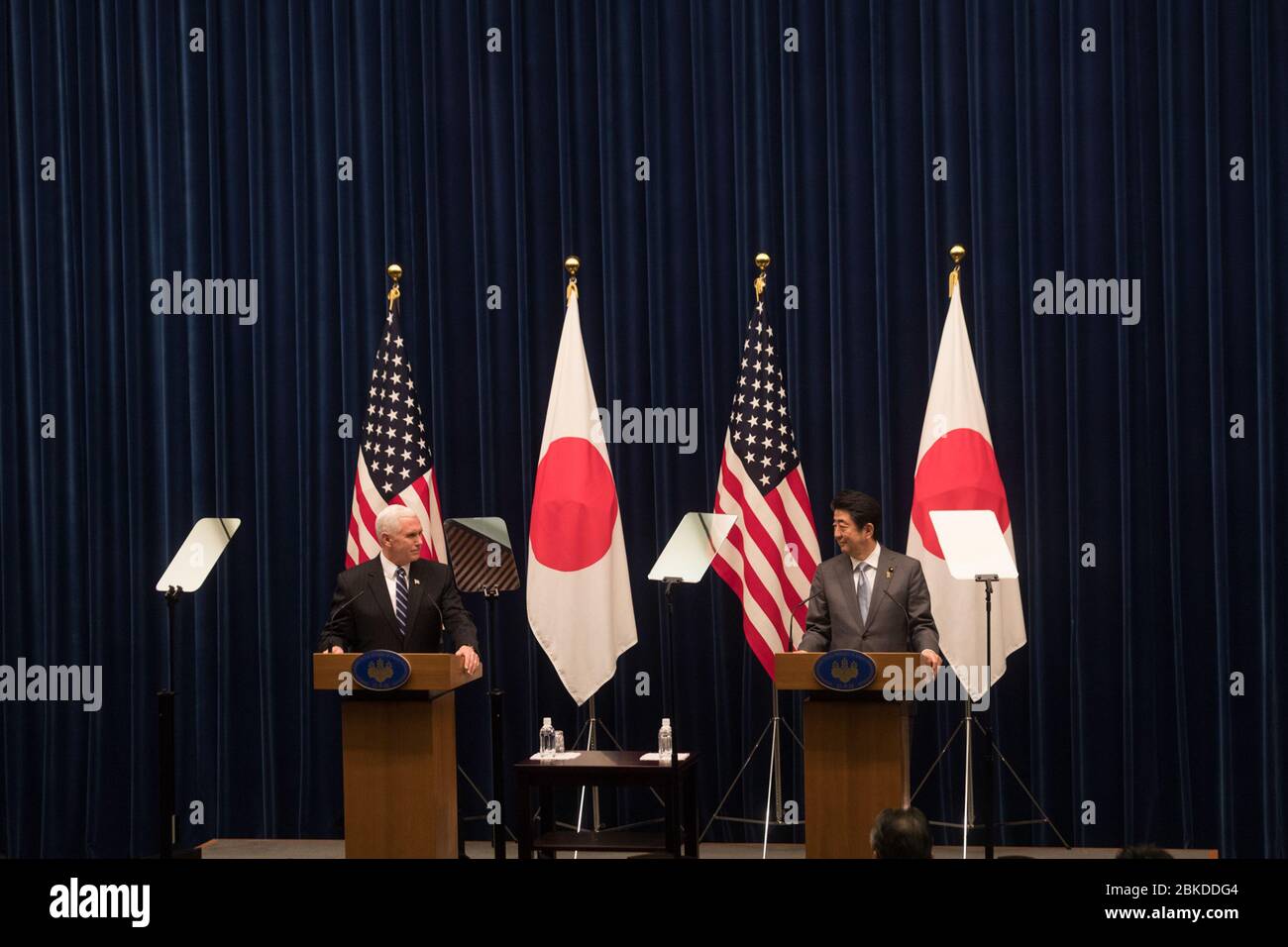 Il 7 febbraio 2018, il vicepresidente Mike Pence e il primo ministro giapponese Shinzo Abe hanno tenuto una dichiarazione stampa congiunta a Tokyo durante la visita di Pence in Asia, concentrandosi sulle relazioni USA-Giappone e sulle questioni regionali. Foto Stock