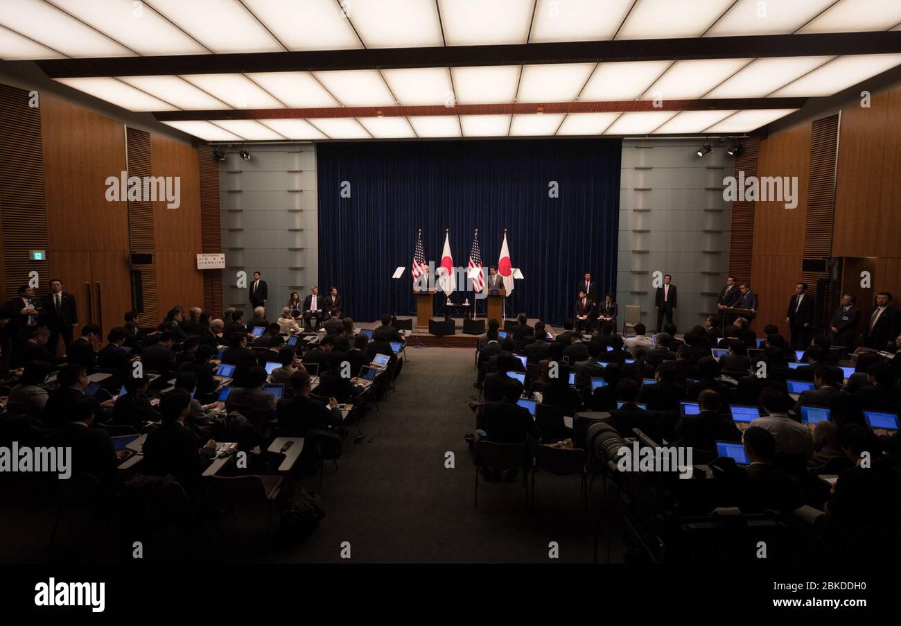 Il vicepresidente Mike Pence tiene una dichiarazione stampa congiunta con il primo ministro giapponese Shinzo Abe il 7 febbraio 2018, a Tokyo, in Giappone, per discutere le relazioni USA-Giappone e le questioni di sicurezza regionale. Foto Stock