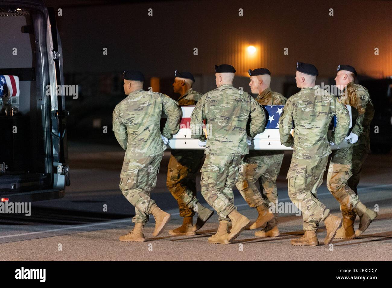 I membri della guardia militare dell'esercito degli Stati Uniti sono visti durante la cerimonia di trasferimento dignitosa Giovedi sera, 21 novembre 2019, alla base dell'aeronautica militare di dover in dover, del., per il ufficiale principale di garanzia 2 David C. Knadle di Tarrant, Texas e ufficiale principale di garanzia 2 Kirk T. Fuchigami Jr. Di Keau, Hawaii, Che sono stati uccisi Mercoledì in un incidente in elicottero in Afghanistan. Il presidente Trump e la First Lady partecipano alla cerimonia di trasferimento dignitosa Foto Stock