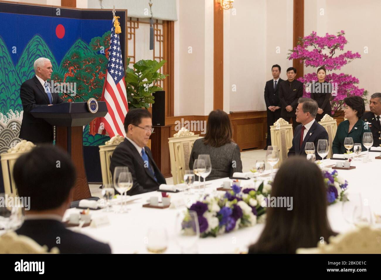 Vice Presidente Mike Pence offre un toast e commento in occasione di un pranzo con il Presidente sud coreano Moon Jae-in e sua moglie Kim Jung-sook al Blue House, giovedì 8 febbraio, 2018 a Seul in Corea del Sud. Vice Presidente dell obolo di viaggio Asia Foto Stock