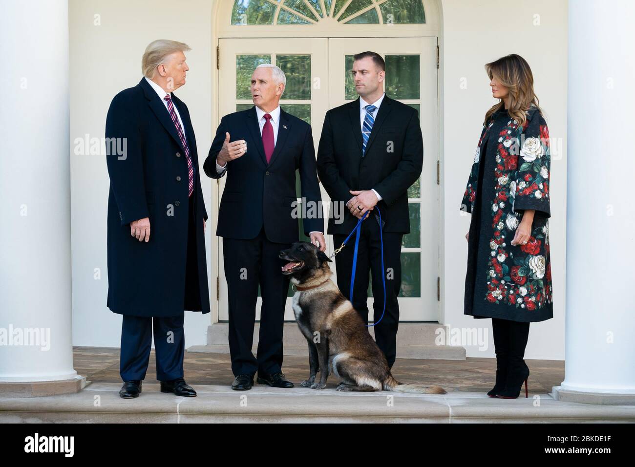 Il presidente Donald J. Trump, Unito a First Lady Melania Trump e il vicepresidente Mike Pence, introduce Conan, un cane militare malinoico belga, ai membri della stampa lunedì 25 novembre 2019, nel Rose Garden della Casa Bianca. Conan ha partecipato alla missione Special Operations di ottobre in Siria, rivolgendo il leader dell’ISIS Abu Bakr al-Baghdadi. Il presidente Trump accoglie Conan, il cane militare di lavoro, nella Casa Bianca Foto Stock