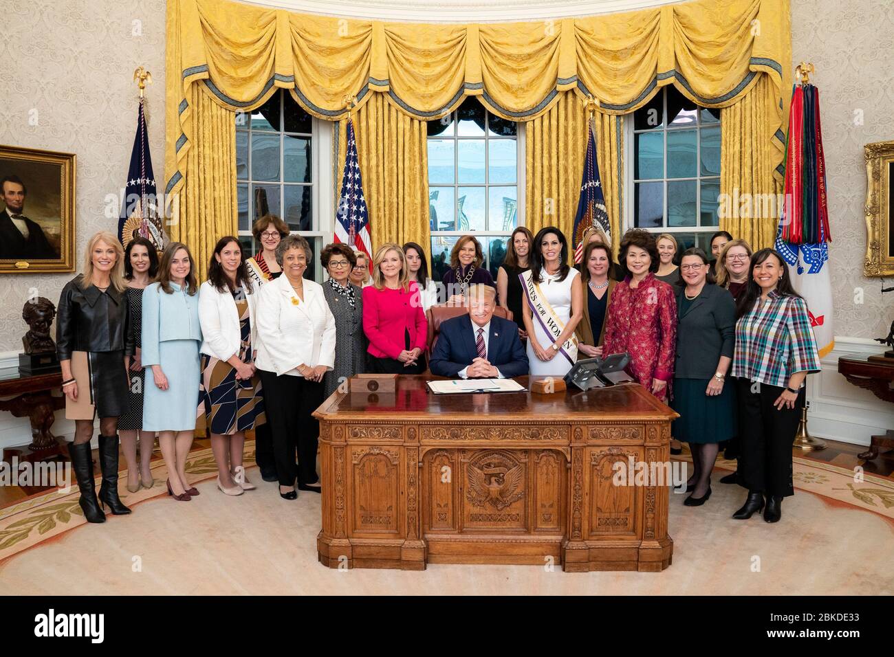 Al Presidente Donald J. Trump si uniscono i membri della Commissione del Centenario del suffragio delle Donne prima di firmare la legge sulla moneta commemorativa del centenario del suffragio delle Donne (H.R. 2423) lunedì 25 novembre 2019, presso l’Ufficio ovale della Casa Bianca. Il presidente Donald J. Trump firma il S.R. 2423: Il Centennial Commemorative Coin Act del suffragio delle Donne Foto Stock