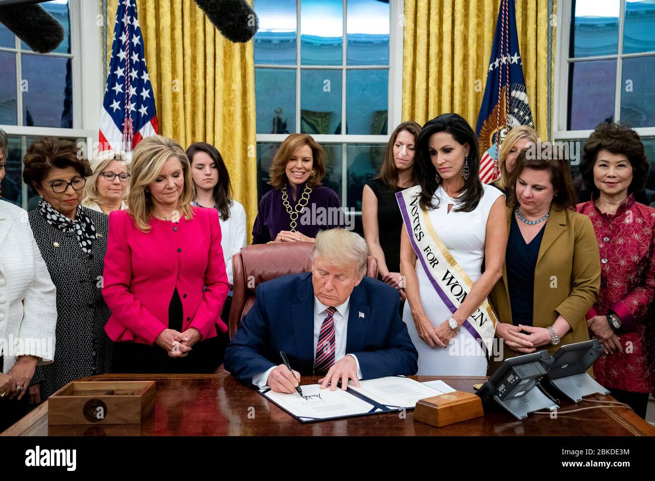 Il presidente Donald J. Trump firma il S.R. 2423: Il Femminile commemorativo del suffragio delle Donne (legge sulla moneta commemorativa del centenario) lunedì 25 novembre 2019, presso l’Ufficio ovale della Casa Bianca. Il presidente Donald J. Trump firma il S.R. 2423: Il Centennial Commemorative Coin Act del suffragio delle Donne Foto Stock