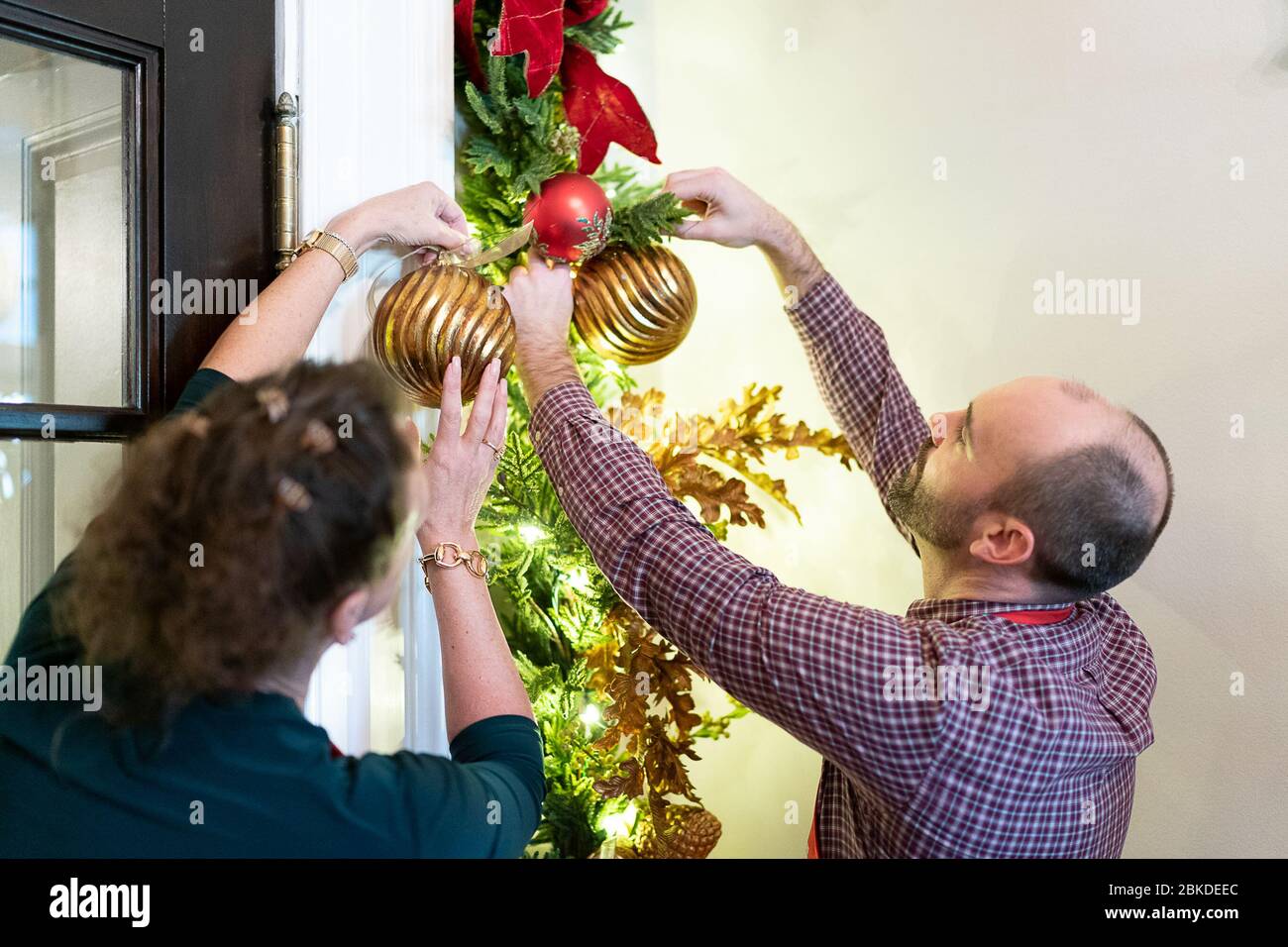 I volontari decorano la Casa Bianca per il periodo natalizio 2019, preparando mostre e decorazioni festive in attesa delle celebrazioni natalizie. Foto Stock