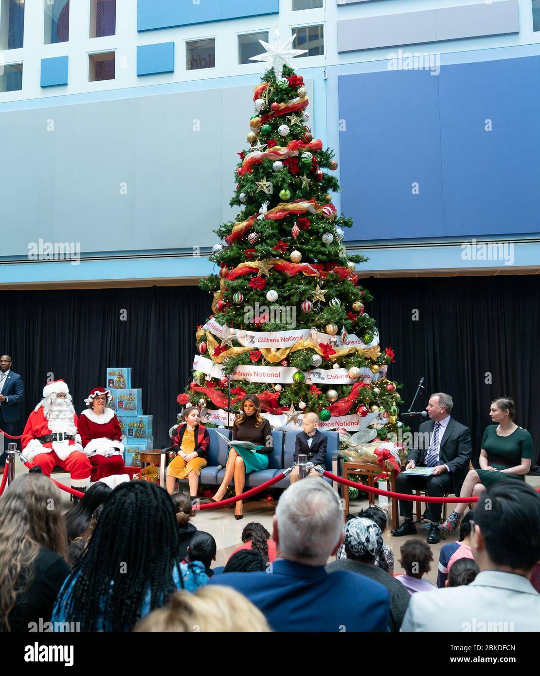 Il 6 dicembre 2019, la First Lady Melania Trump ha visitato il Children's National Hospital di Washington, D.C., dove ha letto "Oliver the Ornament Meets Belle" ai pazienti e alle loro famiglie durante un evento natalizio. Foto Stock