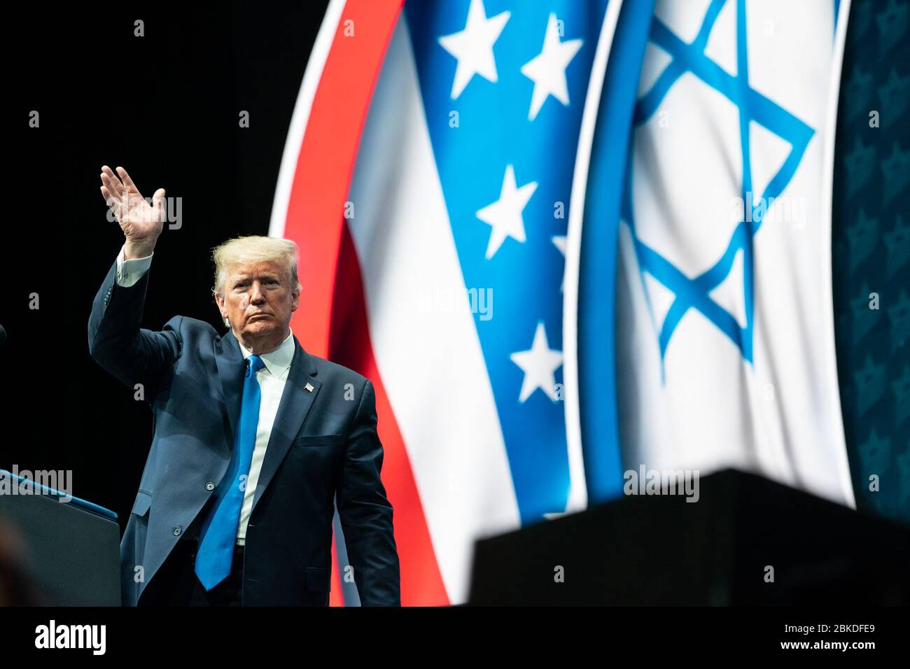 Il 7 dicembre 2019, il presidente Donald Trump ha rilasciato delle osservazioni al summit nazionale del Consiglio americano israeliano a Hollywood, in Florida, discutendo delle relazioni USA-Israele e della politica mediorientale. Foto Stock