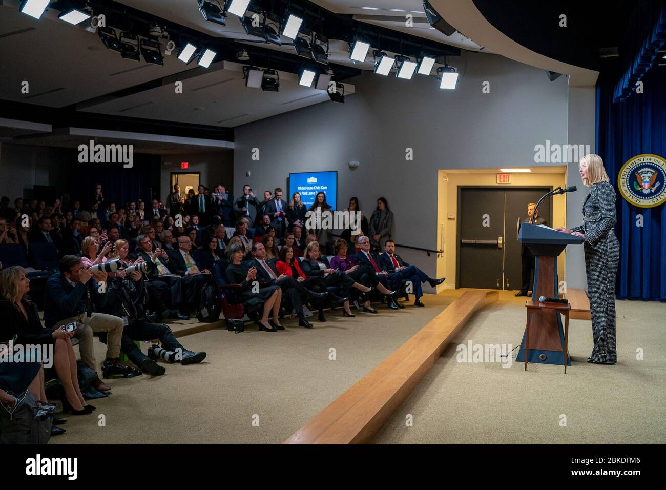 Una foto ufficiale della Casa Bianca di Tia Dufour cattura il Summit della Casa Bianca sull'assistenza all'infanzia e il congedo retribuito, concentrandosi sulle discussioni sulle politiche familiari e sul sostegno economico alle famiglie americane. Foto Stock