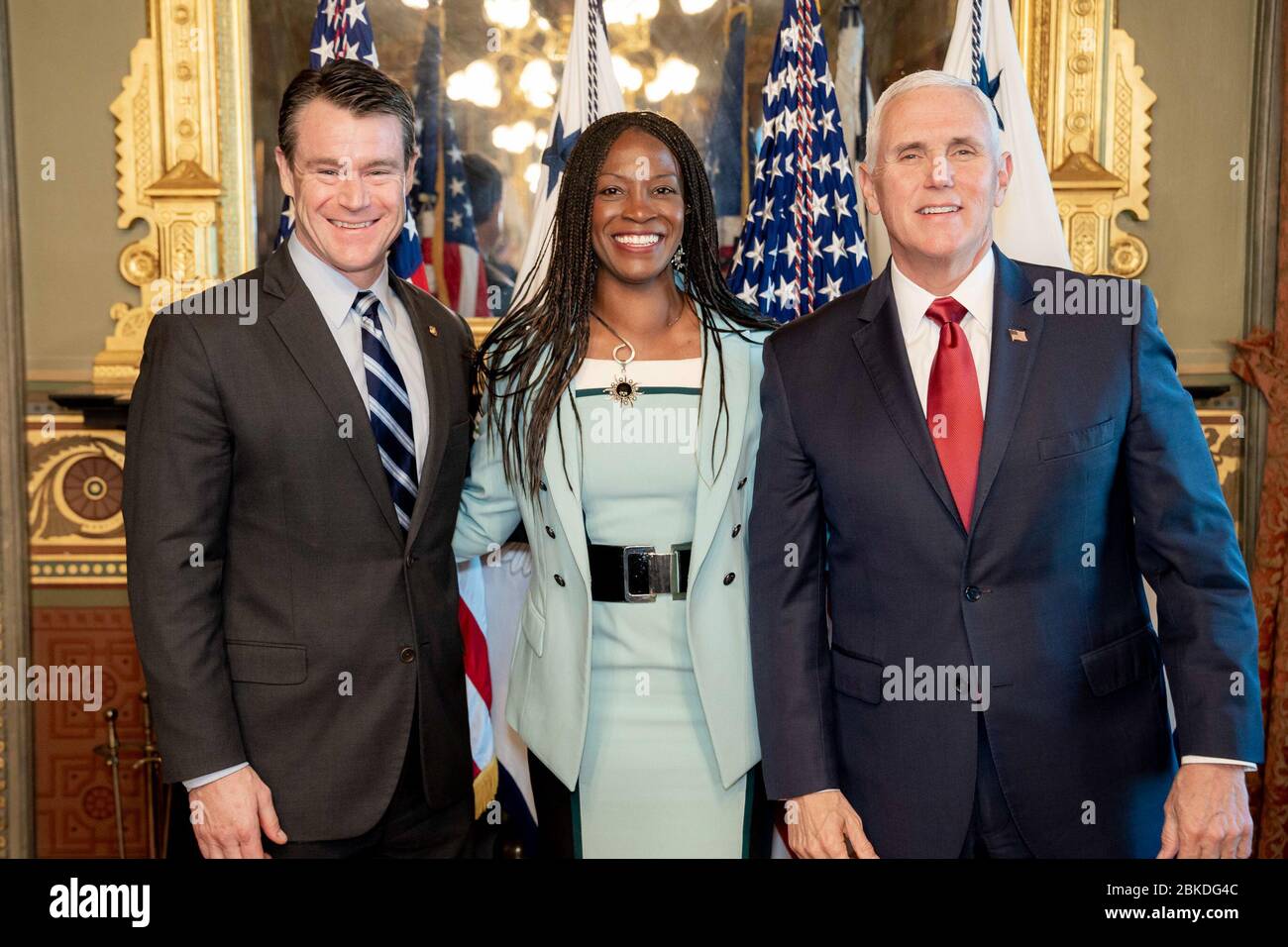 Il vicepresidente Mike Pence officia il giuramento cerimoniale di Aurelia Skipwith come direttore del U.S. Fish and Wildlife Service alla Casa Bianca il 6 gennaio 2020. Foto Stock