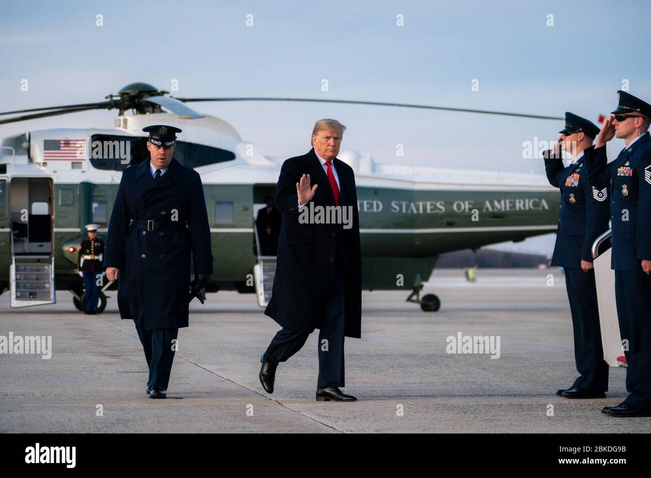 Il presidente Donald J. Trump si lancia come bordo Air Force One presso la base congiunta Andrews, Md. Giovedi, 9 gennaio 2020, ed è salutato dal personale dell'aeronautica statunitense. Il presidente Trump parte per l’OH Foto Stock