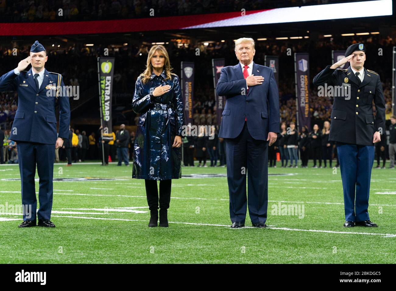 Il presidente Trump e la First Lady Melania Trump stanno per l'inno nazionale al College Football Playoff National Championship tra la Clemson University e la LSU il 13 gennaio 2020, al Mercedes-Benz Superdome di New Orleans. Foto Stock