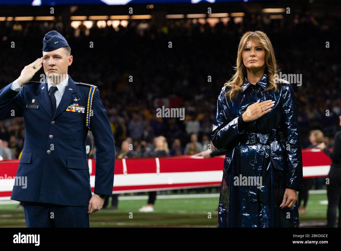 La First Lady Melania Trump partecipa alla cerimonia dell'inno nazionale al College Football Playoff National Championship tra la Clemson University e la Louisiana State University il 13 gennaio 2020, al Mercedes-Benz Superdome di New Orleans. Foto Stock