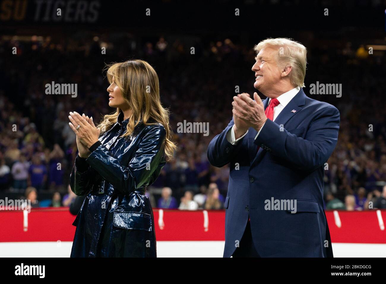 Il presidente Donald J. Trump e la First Lady Melania Trump hanno applaudito dopo l'inno nazionale al College Football Playoff National Championship il 13 gennaio 2020, al Mercedes-Benz Superdome di New Orleans, Louisiana. Foto Stock