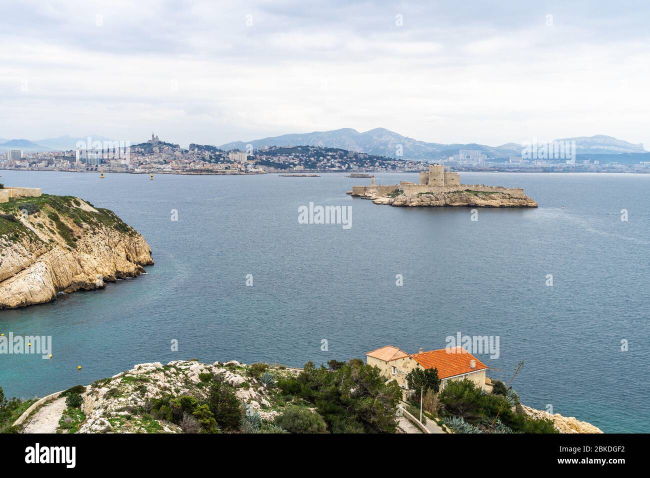 Ha famosa prigione Chateau d'If visto dall'isola di Ratonneau nella baia di Marsiglia, Francia Foto Stock