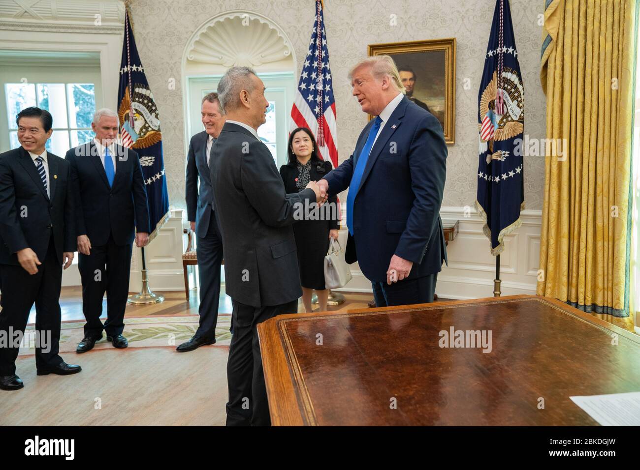 Il Presidente Donald J. Trump saluta il Vice Premier cinese Liu He mercoledì 15 gennaio 2020, presso l'Ufficio ovale della Casa Bianca. Firma cerimonia fase uno accordo commerciale tra Stati Uniti e Cina Foto Stock