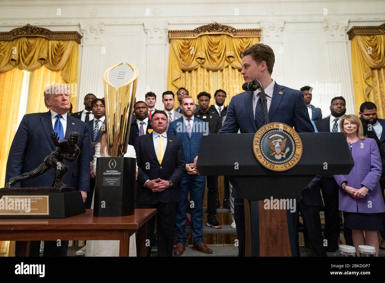 Il presidente Donald J. Trump ascolta il quarterback della LSU Joe Burrow fa commenti durante la sua visita alle squadre per la vittoria del campionato nazionale di calcio del college 2019 venerdì 17 gennaio 2020 nella stanza orientale della Casa Bianca. LSU Football alla Casa Bianca Foto Stock