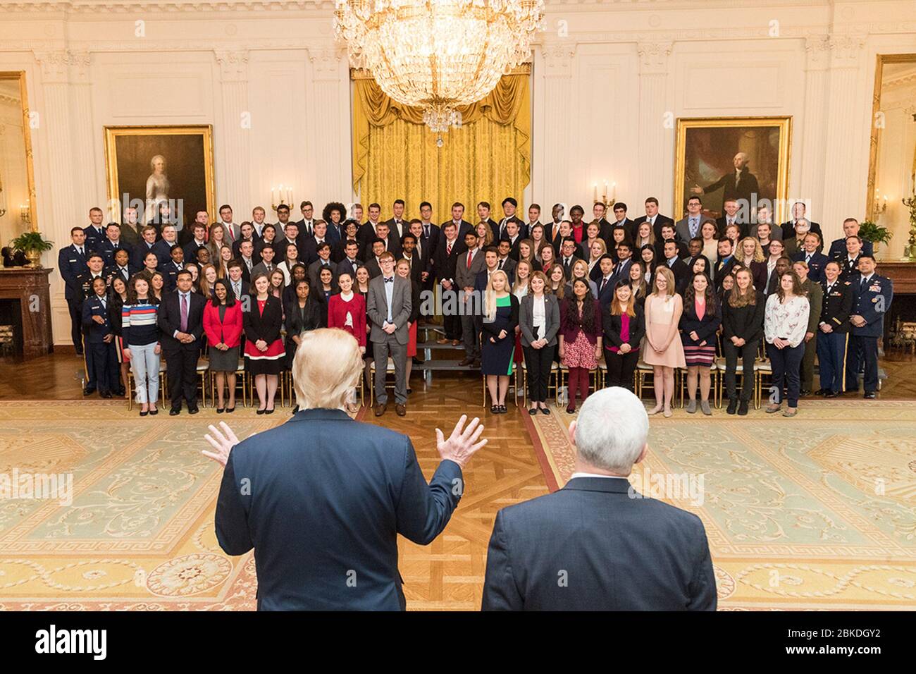 Il Presidente Donald Trump e il Vice Presidente Mike Pence salutano i membri del programma Gioventù del Senato nella Sala Est della Casa Bianca, giovedì 9 marzo 2017. I primi 100 giorni del Presidente Trump: 33 Foto Stock