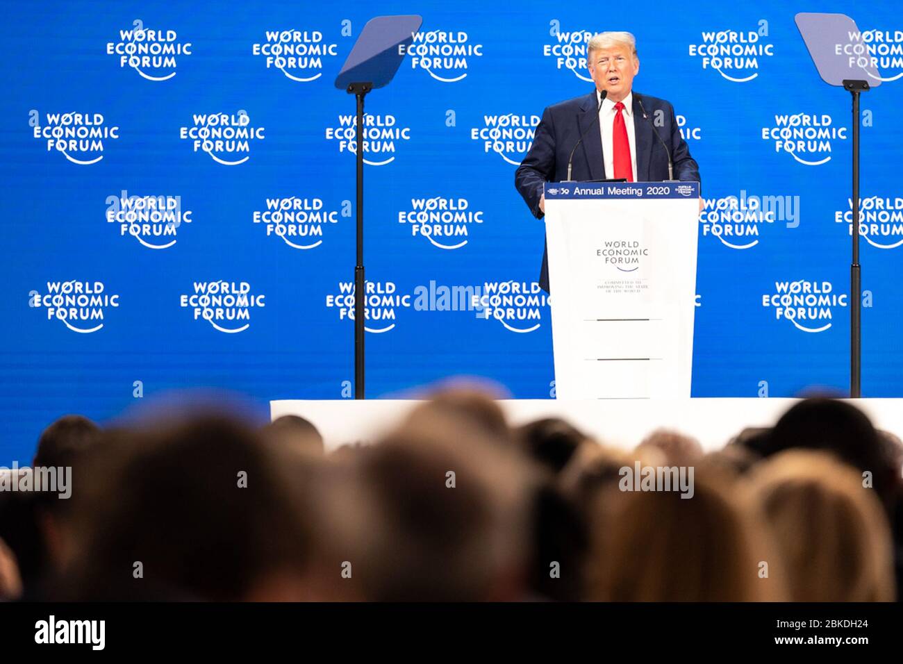 Il Presidente Donald J. Trump esprime le sue osservazioni di apertura alla cinquantesima riunione annuale del World Economic Forum martedì 21 gennaio 2020, presso il Davos Congress Center di Davos, Svizzera. Presidente Trump a Davos Foto Stock