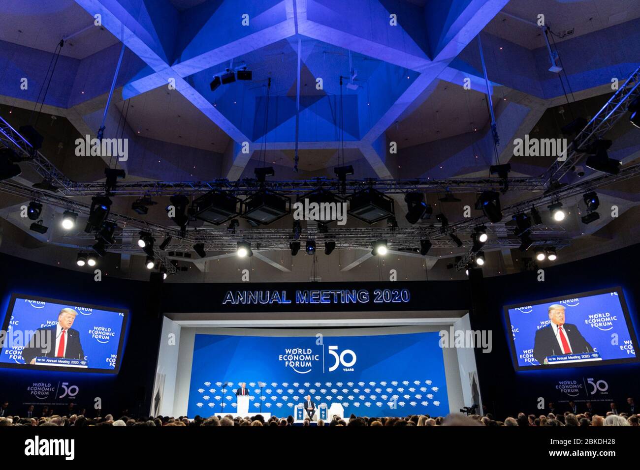 Il Presidente Donald J. Trump esprime le sue osservazioni di apertura alla cinquantesima riunione annuale del World Economic Forum martedì 21 gennaio 2020, presso il Davos Congress Center di Davos, Svizzera. Presidente Trump a Davos Foto Stock