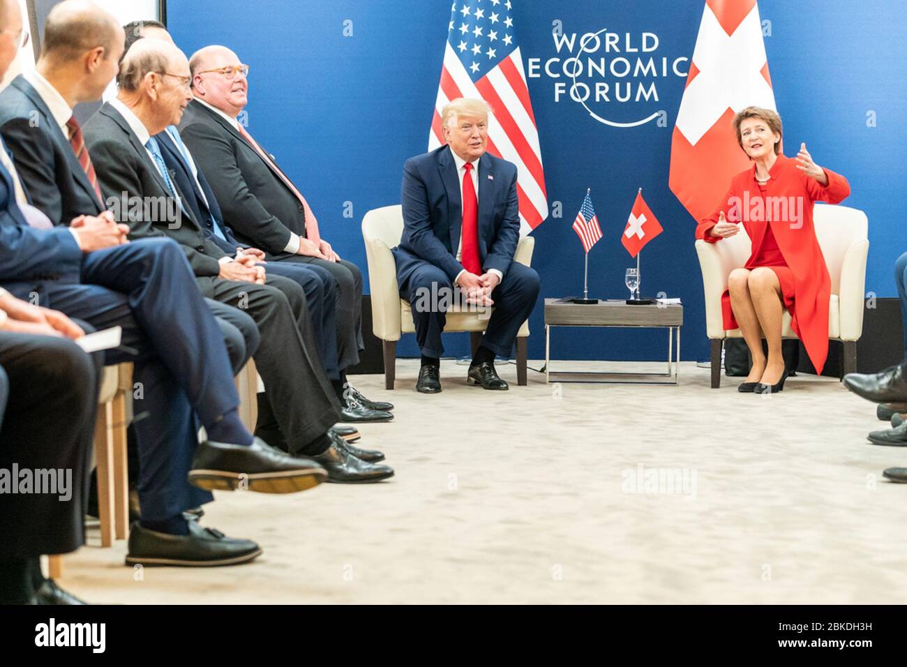 Il presidente Donald J. Trump incontra la presidente svizzera Simonetta Sommaruga durante il 50° Forum economico mondiale annuale tenutosi a Davos, in Svizzera, il 21 gennaio 2020, per discutere le questioni economiche globali. Foto Stock