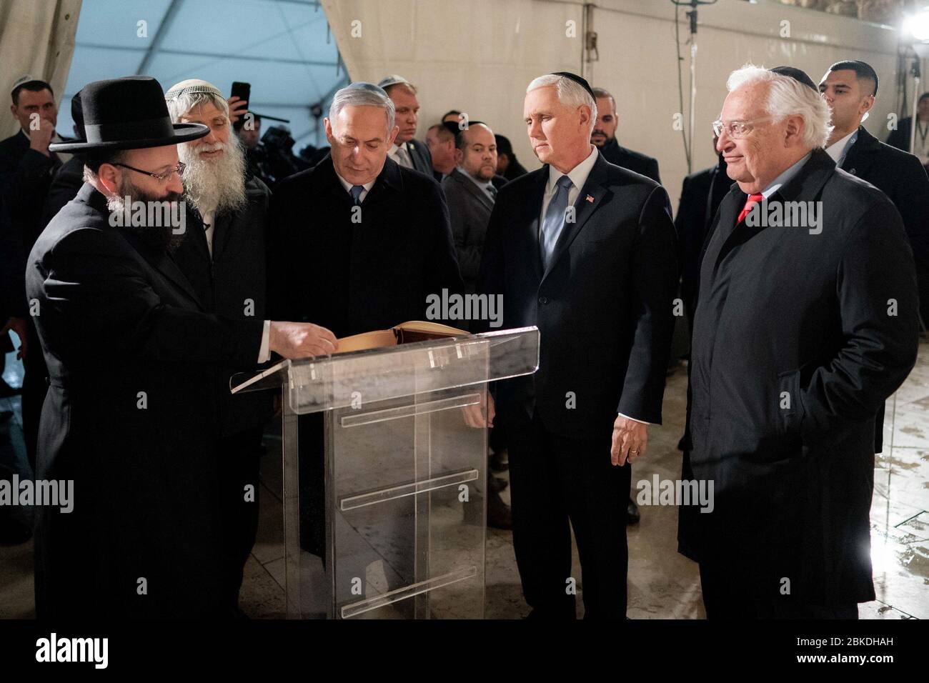 Il 23 gennaio 2020, il vicepresidente Mike Pence e la signora Karen Pence arrivano al muro Occidentale di Gerusalemme, dove vengono accolti dal primo ministro israeliano Benjamin Netanyahu e da sua moglie, Sara Netanyahu. Questa visita fa parte dell'impegno diplomatico di Pence con Israele. Foto Stock