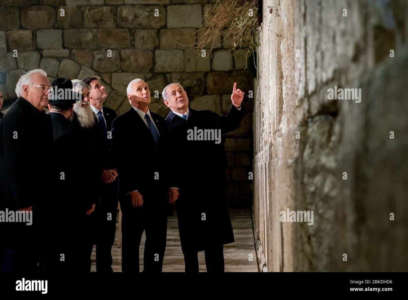 Il 23 gennaio 2020, il vicepresidente Mike Pence e la signora Karen Pence hanno visitato il muro Occidentale a Gerusalemme, dove sono stati accolti dal primo ministro israeliano Benjamin Netanyahu e da sua moglie Sara. Foto Stock