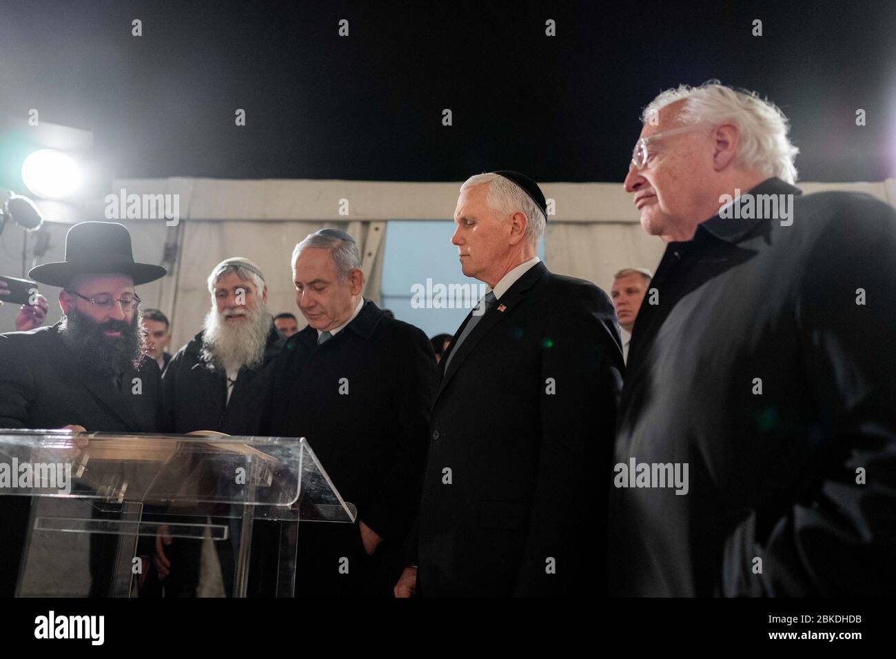 Il 23 gennaio 2020, il vicepresidente Mike Pence e la signora Karen Pence hanno visitato il muro Occidentale a Gerusalemme, dove sono stati accolti dal primo ministro israeliano Benjamin Netanyahu, sua moglie Sara e altri ospiti. La visita faceva parte del viaggio diplomatico di Pence in Israele. Foto Stock