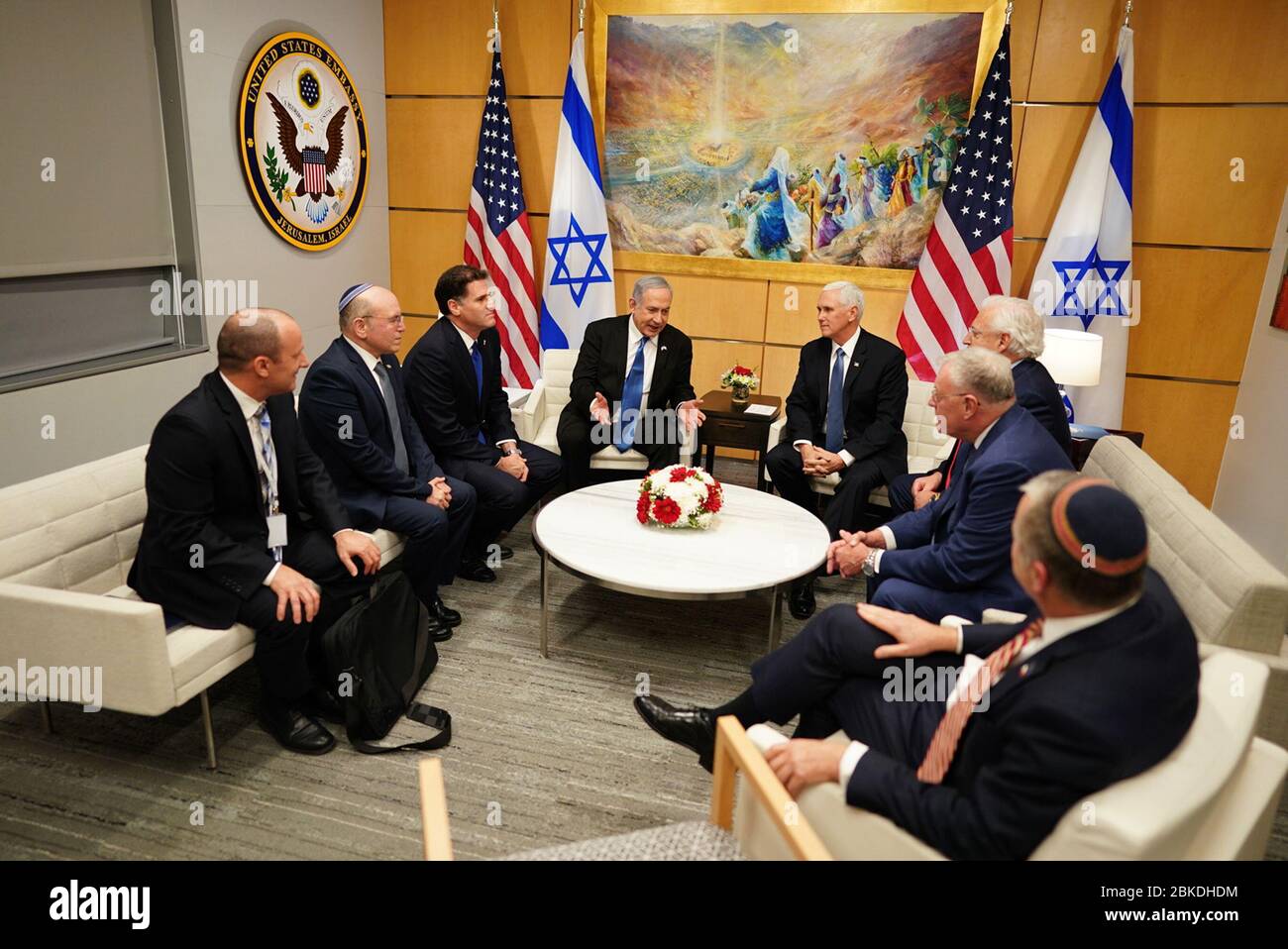 Il vicepresidente Mike Pence incontra il primo ministro israeliano Benjamin Netanyahu all'ambasciata degli Stati Uniti a Gerusalemme il 23 gennaio 2020. La discussione si è concentrata sulla cooperazione bilaterale e sugli affari del Medio Oriente. Foto Stock