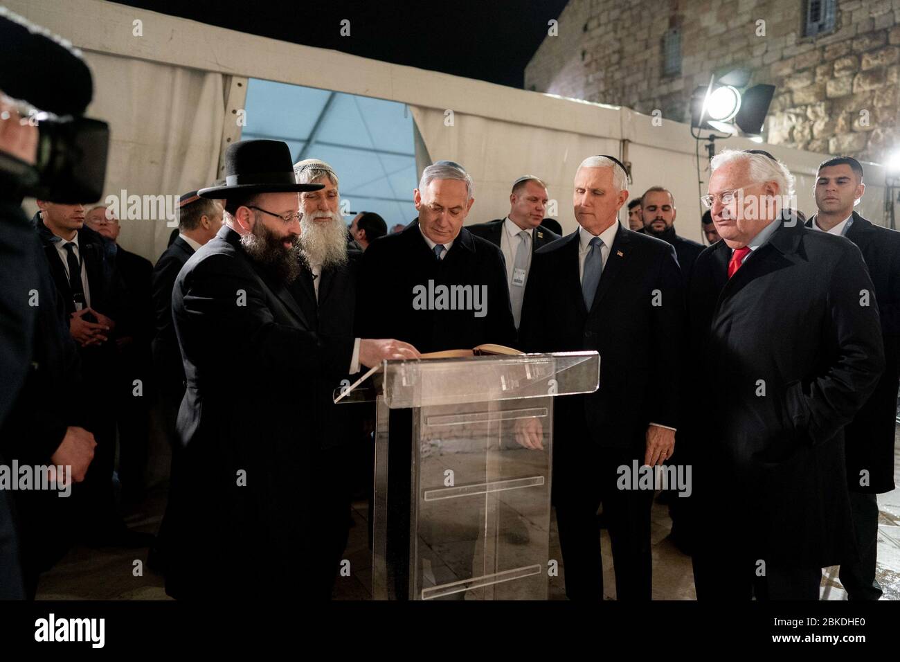 Il Vice Presidente Mike Pence e la Sig.ra Karen Pence arrivano al Muro Occidentale a Gerusalemme giovedì 23 gennaio 2020 e vengono accolti dal primo Ministro israeliano Benjamin Netanyahu, dalla moglie Sara Netanyahu e dagli ospiti. Vice Presidente Pence e Sig.ra Pence al Muro Occidentale Foto Stock