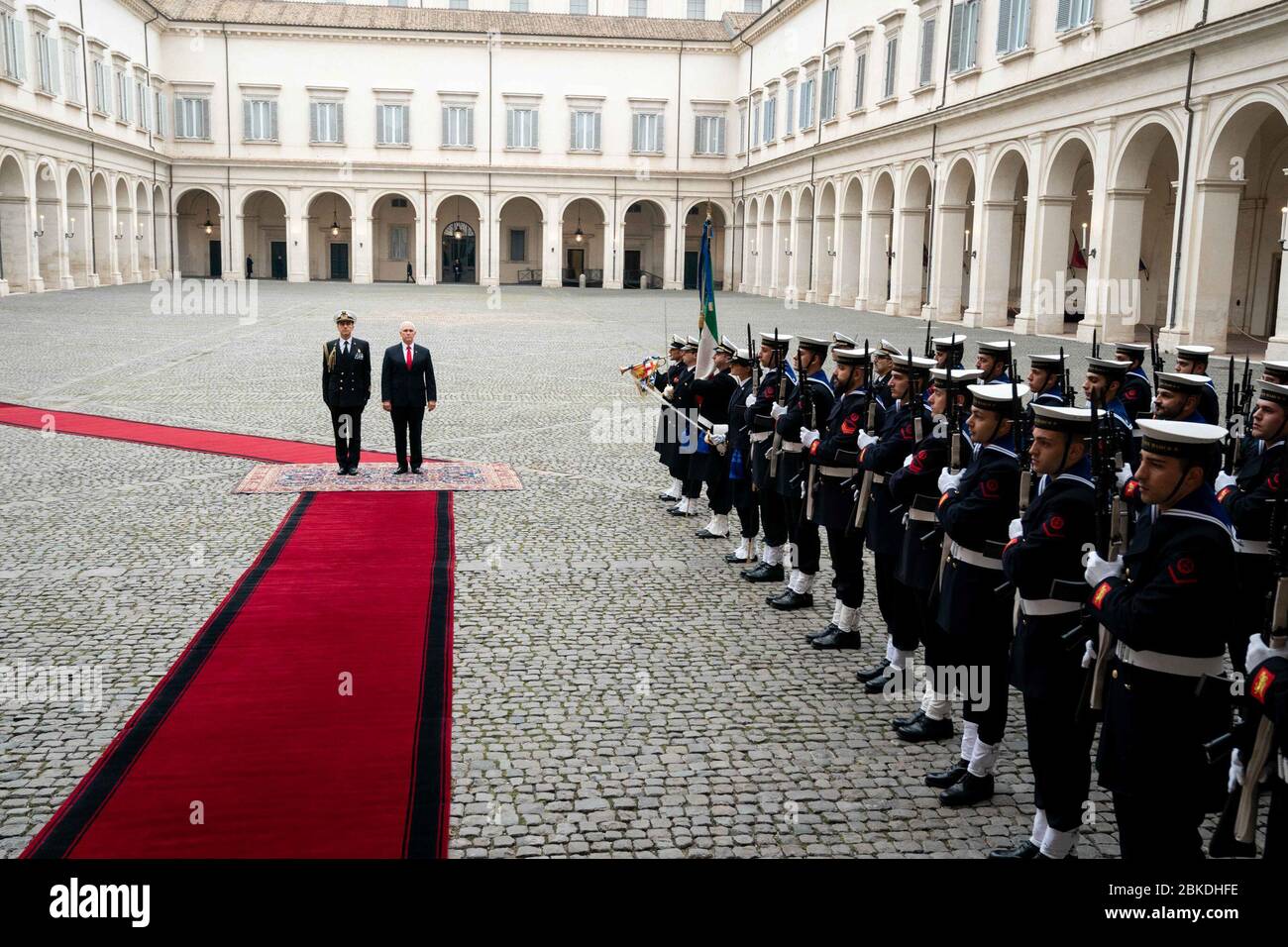 Il 24 gennaio 2020, il Vicepresidente Mike Pence giunse al Palazzo del Quirinale a Roma, dove fu accolto da funzionari italiani, tra cui il generale Roberto Corsini e il dottor Roberto Biondino Mercuri, nell'ambito della sua visita diplomatica in Italia. Foto Stock