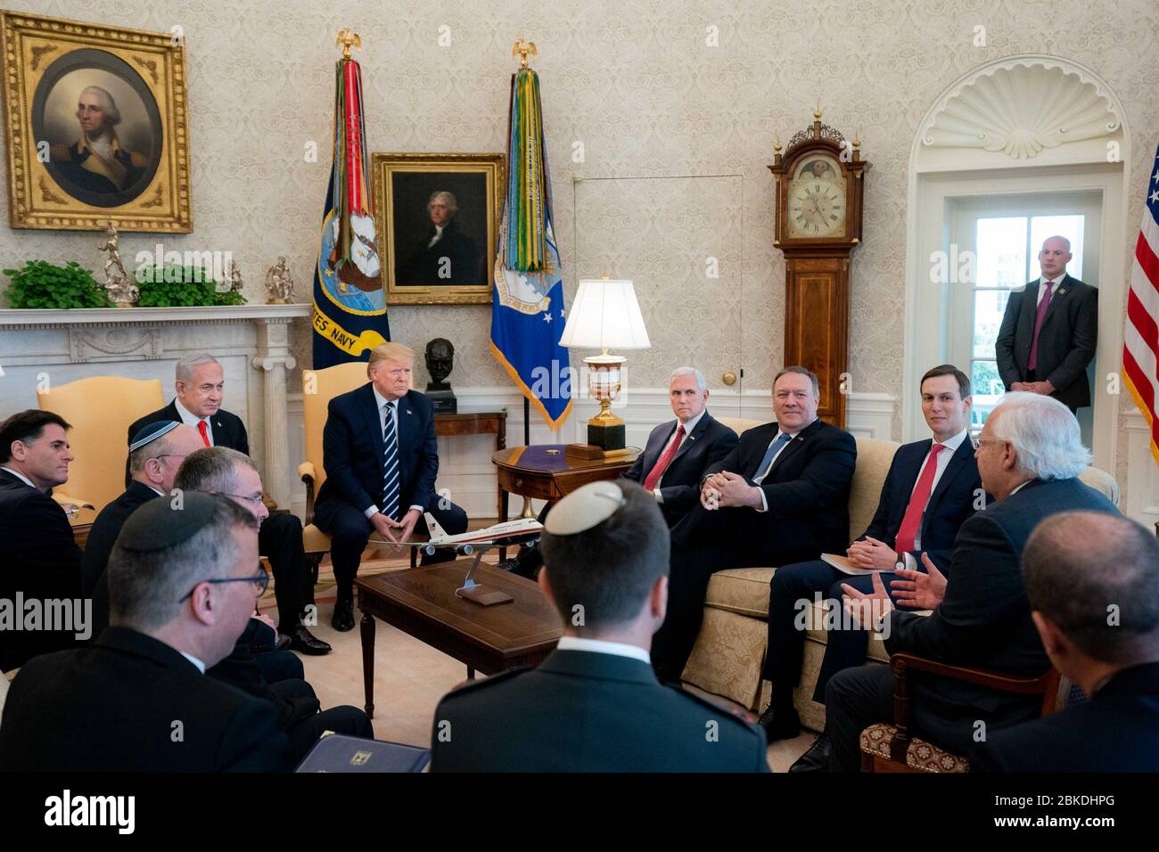Il 27 gennaio 2020, il presidente Donald J. Trump e il vicepresidente Mike Pence hanno tenuto un incontro bilaterale con il primo ministro israeliano Benjamin Netanyahu nell'Ufficio ovale, discutendo le relazioni USA-Israele e le questioni politiche chiave. Foto Stock