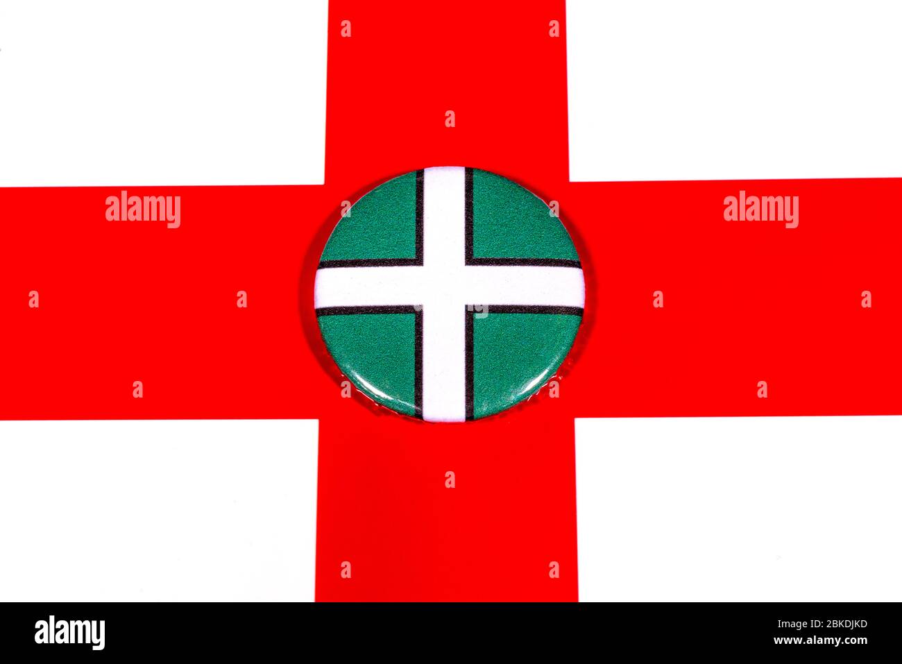 Un distintivo raffigurante la bandiera della contea inglese di Devon raffigurato sopra la bandiera inglese. Foto Stock