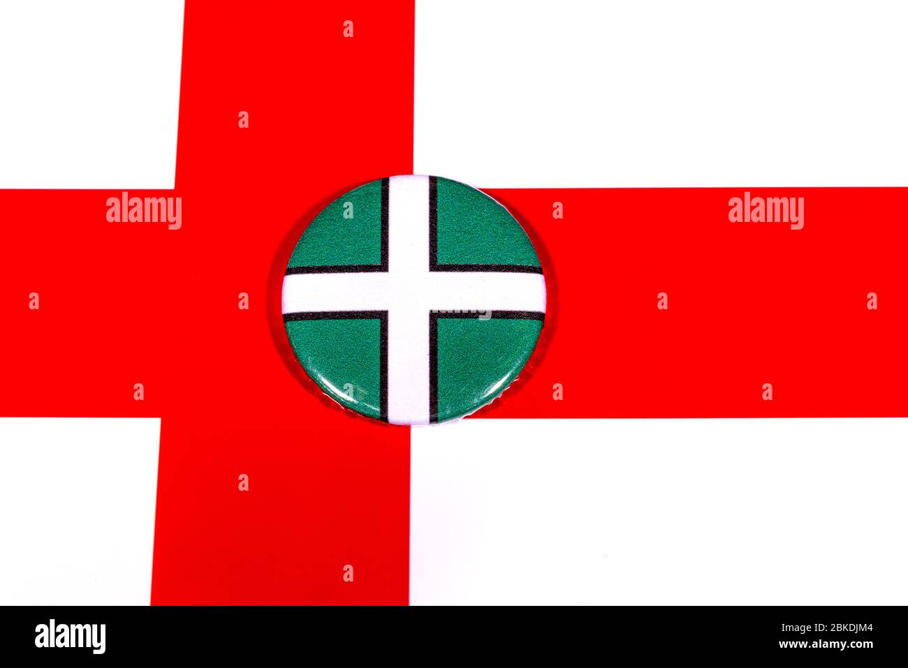 Un distintivo raffigurante la bandiera della contea inglese di Devon raffigurato sopra la bandiera inglese. Foto Stock
