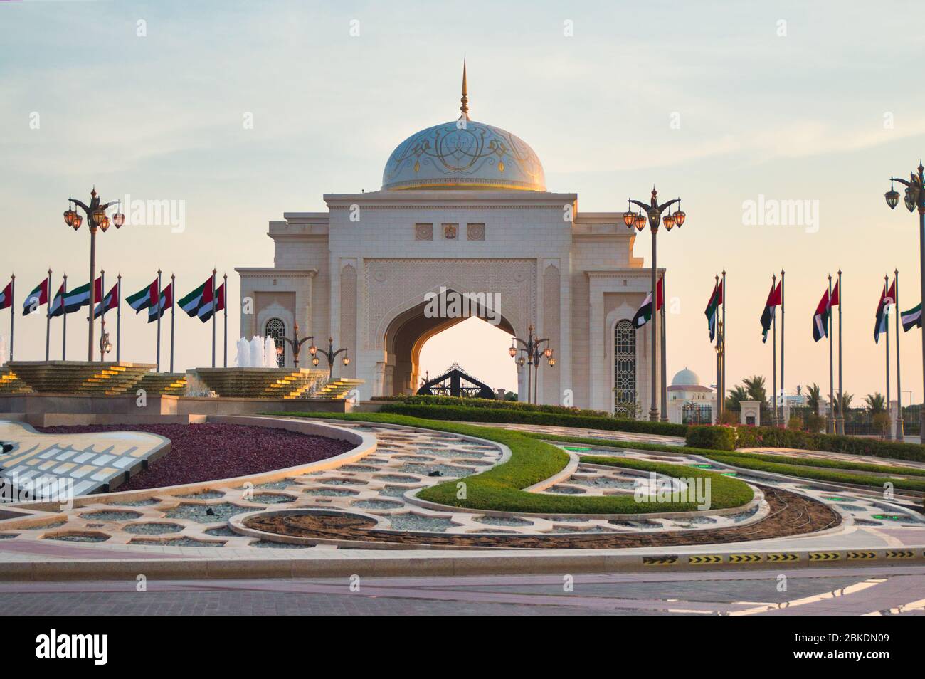 Splendido punto di riferimento dell'edificio del Ministero degli Affari presidenziali ad Abu Dhabi, Emirati Arabi Uniti Foto Stock