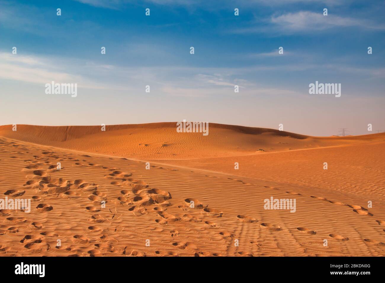 Miglia e miglia di deserto nella calda Dubai Emirati Arabi Uniti. Foto Stock