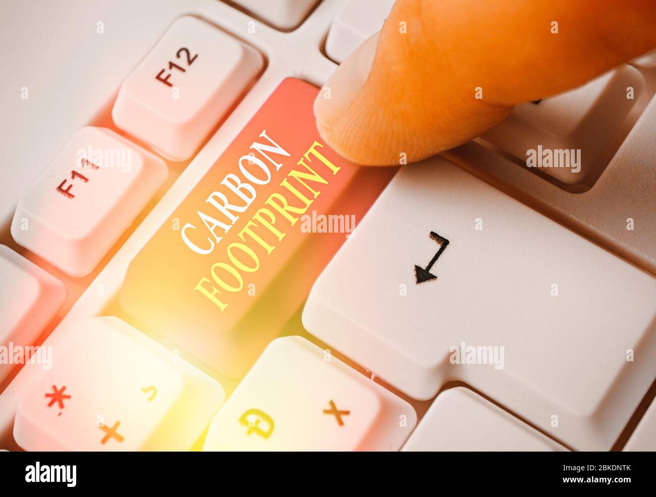 Scrittura concettuale a mano con impronta di carbonio. Concetto che significa quantità di biossido rilasciato atmosfera risultato di attività Foto Stock