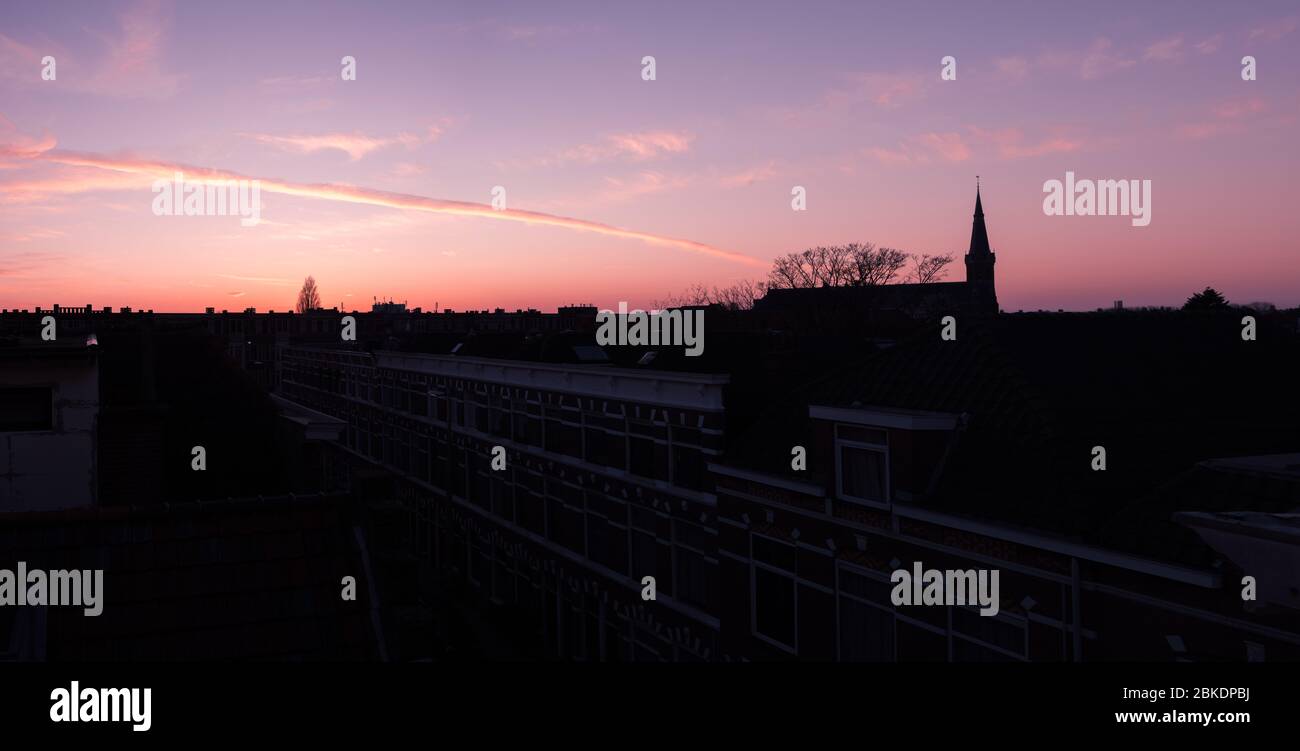 Città colorata tramonto panorama nuvoloso. L'Aia. Paesi Bassi. Europa Foto Stock