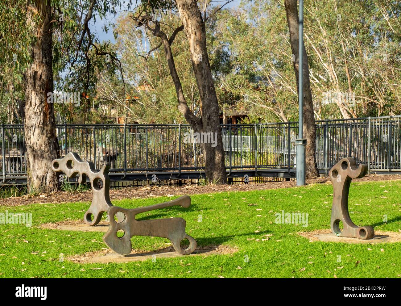 Sculture in bronzo Abstract Animals di Anne Neil scultore artista al Coal Dam Park Midland Railway Workshop Perth Australia Occidentale. Foto Stock