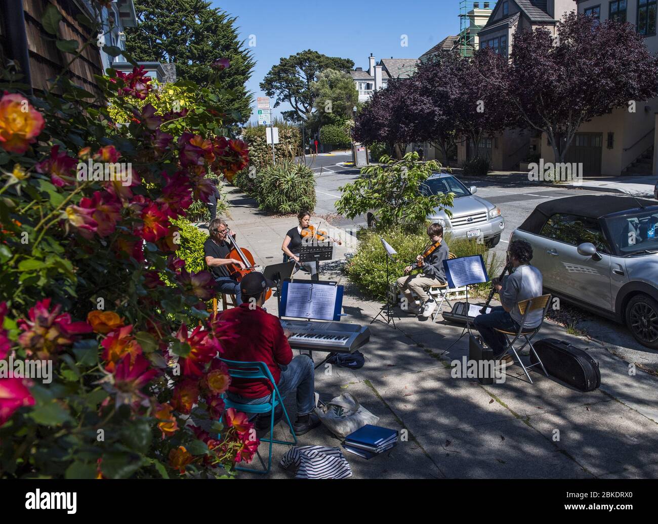 San Francisco, Stati Uniti. 3 maggio 2020. I vicini si riuniscono per alcune Dvořák socialmente distanti sulla 21st Street a San Francisco Domenica 3 maggio 2020. Gli ordini di soggiorno a San Francisco sono stati prorogati fino al maggio 31 per mantenere i progressi che rallentano la diffusione del COVID-19. L'ultimo ordine facilita inoltre le restrizioni su alcune attività a basso rischio a partire da maggio 4. Foto di Terry Schmitt/UPI Credit: UPI/Alamy Live News Foto Stock