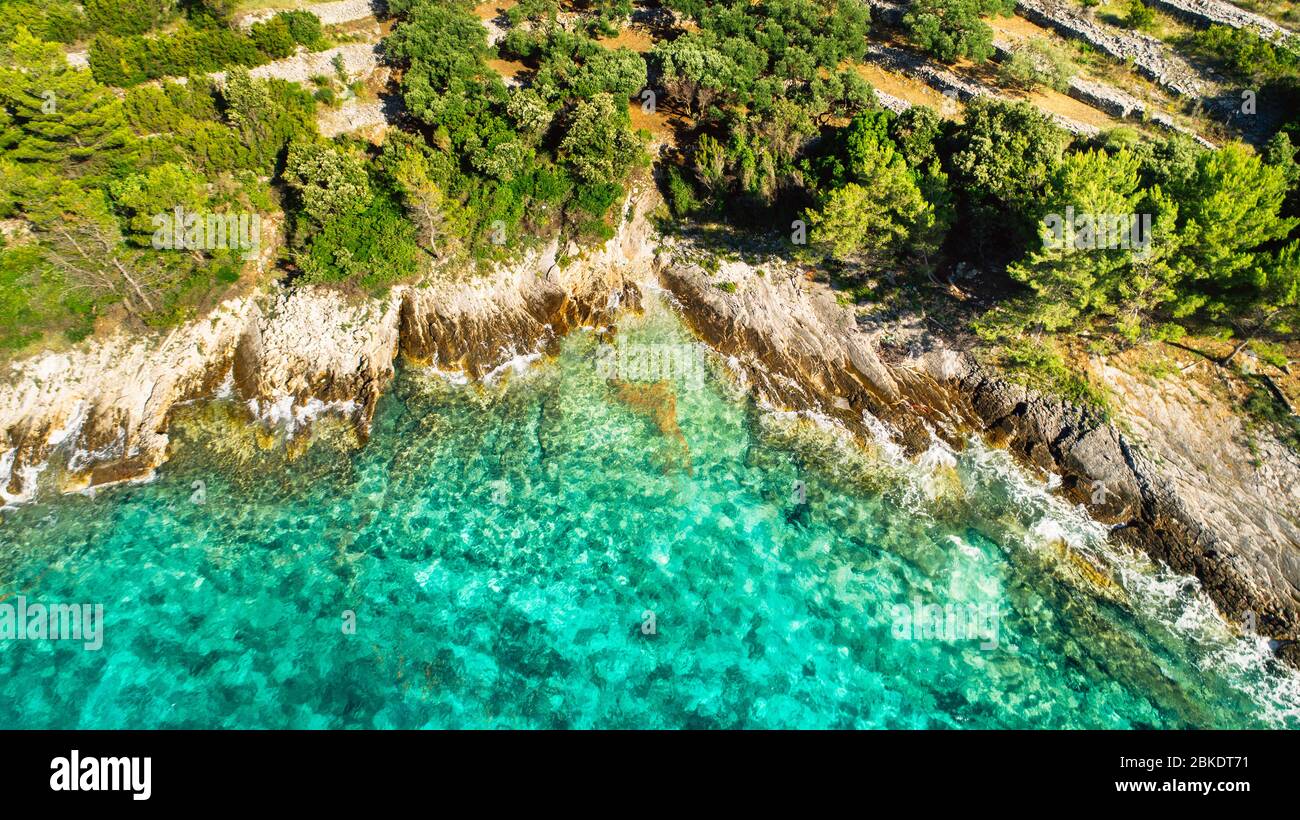Acque cristalline tropicali blu acque pulite mare a costa europea.Mediterranean Seaside.Marine problema delay.Bay sulla costa di un'isola croata Foto Stock