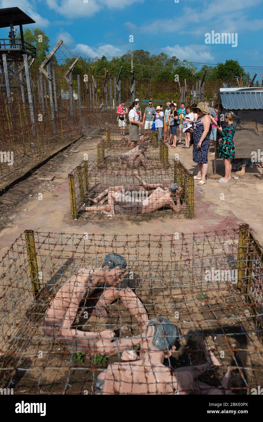 Gruppo di turisti a Phuquoc museo Coconut Prison, Vietnam Foto Stock