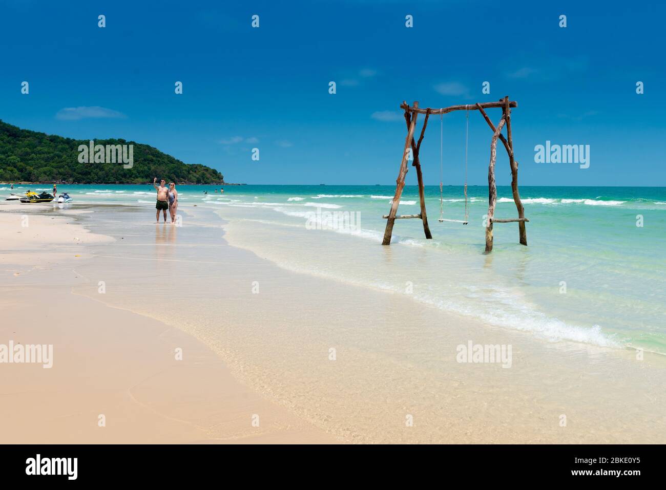 Turisti che prendono Selfie sulla spiaggia Paradise Bai Sao, Phu Quoc, Vietnam Foto Stock