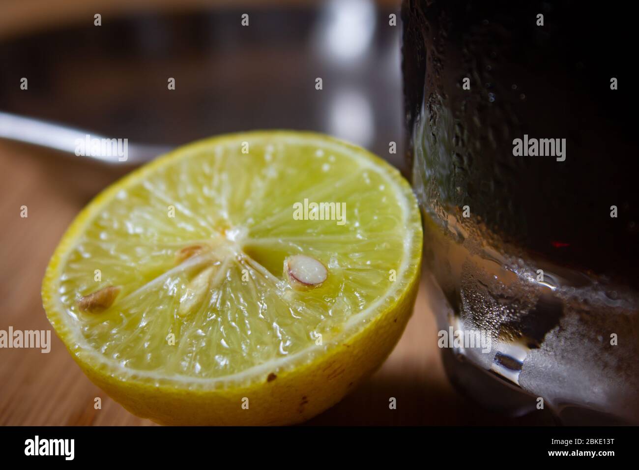Bel limone giallo tagliato a metà. Alimenti naturali per aumentare l'immunità contro il freddo e l'influenza. Foto Stock