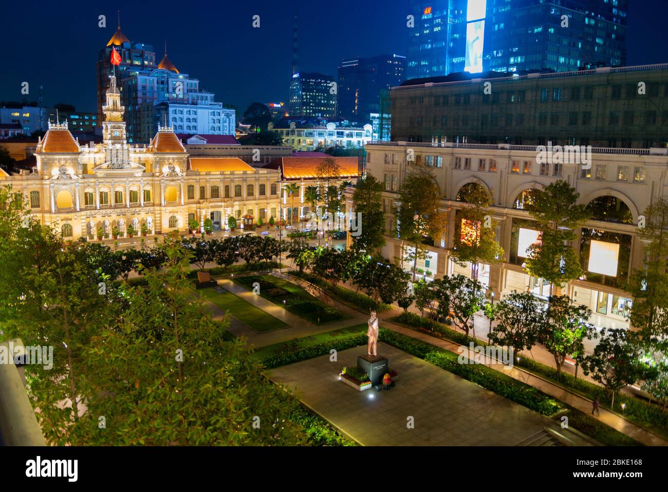 Statua di ho Chi Minh e Municipio di notte Foto Stock