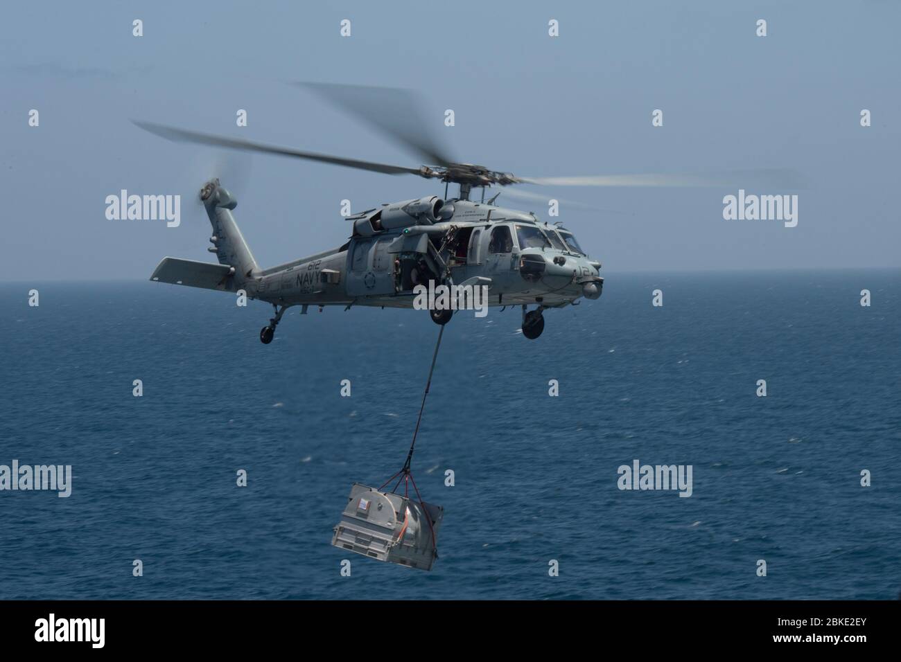 200413-N-QY794-1066 MAR ARABICO (13 aprile 2020) un falco marino MH-60S, attaccato ai 'Dogs sty' di elicottero Sea Combat Squadron 7, conduce un rifornimento verticale 13 aprile 2020. IKE è distribuito nell'area operativa della 5th Fleet statunitense a sostegno delle operazioni navali per garantire stabilità e sicurezza marittima nella regione centrale, collegando il Mediterraneo e il Pacifico attraverso l'Oceano Indiano occidentale e tre punti di strozzatura strategici. (STATI UNITI Foto Navy di Mass Communication Specialist Seaman Brennen Pasqua/rilasciato) Foto Stock