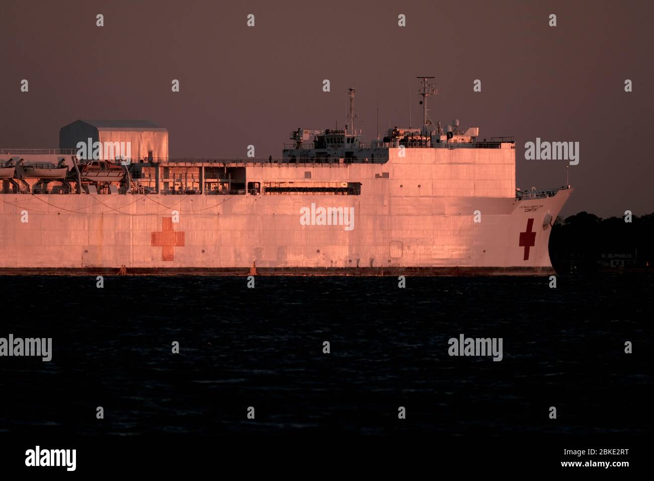 NORFOLK, Va. (2 maggio 2020) la nave ospedaliera USNS Comfort (T-AH 20) ritorna al suo homeport della Stazione Navale Norfolk dopo aver trattato i pazienti a New York e New Jersey a sostegno della pandemia COVID-19. La nave e la sua task force medica imbarcata rimangono pronte per il futuro incarico. La Marina, insieme ad altre forze dedicate del comando nordico degli Stati Uniti, rimane impegnata in tutta la nazione a sostegno della più ampia risposta COVID-19. (STATI UNITI Foto Navy di Mass Communication Specialist 1a Classe Joshua D. Sheppard/released) Foto Stock