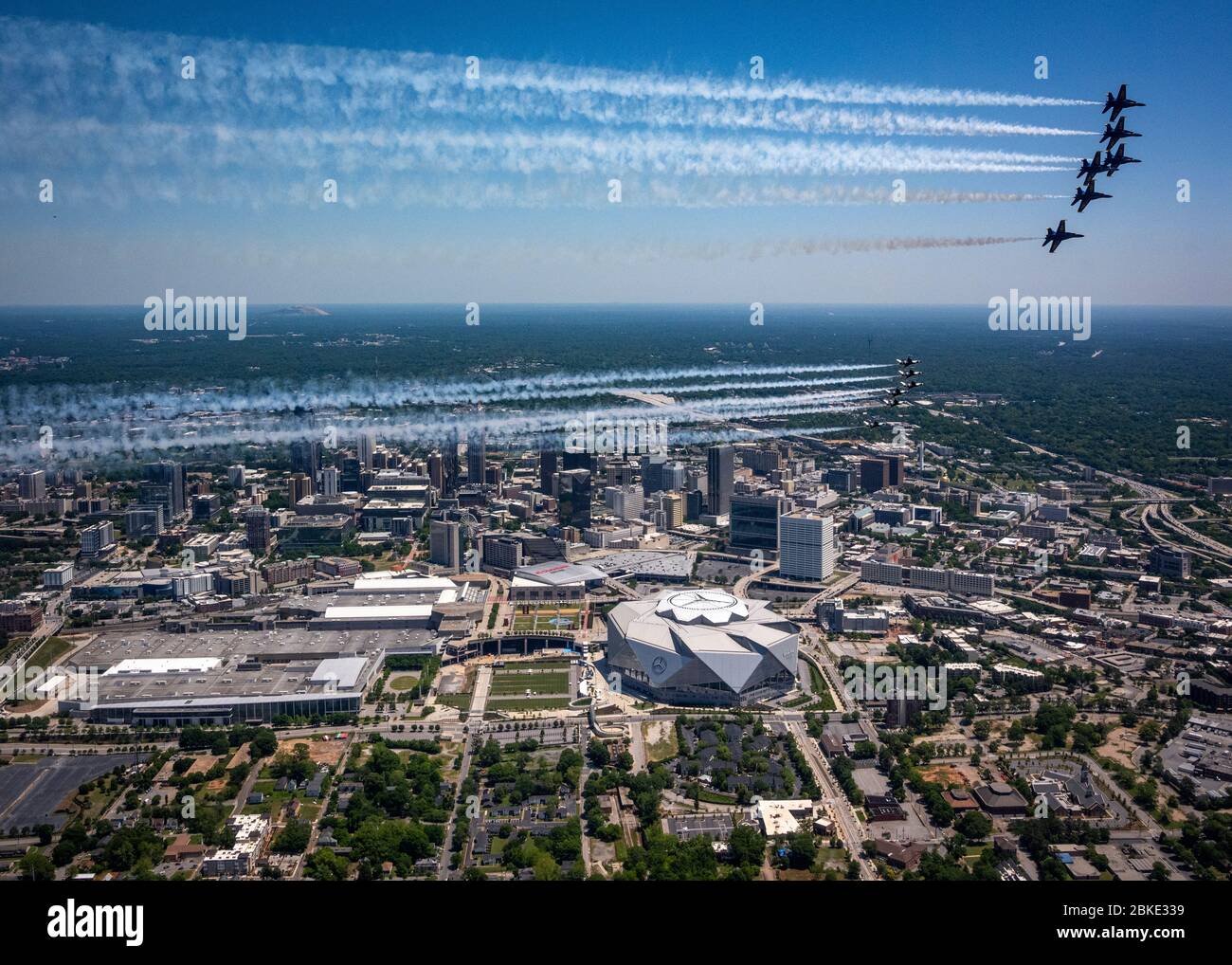 Lo Squadron "Thunderbirds" dell'Air Force degli Stati Uniti vola su Atlanta, G., 2 maggio 2020. Il flyover faceva parte dell'America strong; un saluto collaborativo da parte dell'Air Force e della Marina per riconoscere gli operatori sanitari, i soccorritori, i militari e altro personale essenziale, pur essendo solidale con tutti gli americani durante la pandemia COVID-19. (STATI UNITI Air Force foto/Tech. SGT. Ned T. Johnston) Foto Stock